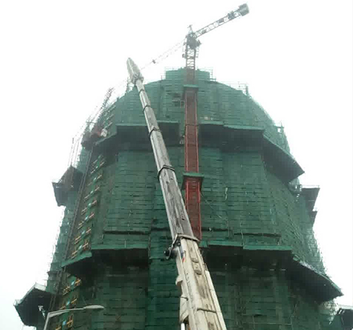 红花岗吊车在工地上作业